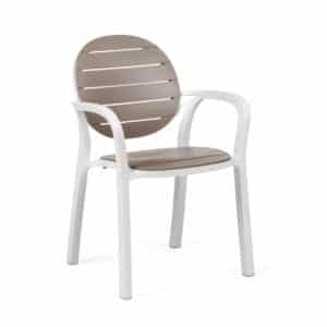 Chaise avec accoudoirs mobilier extérieur pour EHPAD, résidences séniors et résidences autonomie.