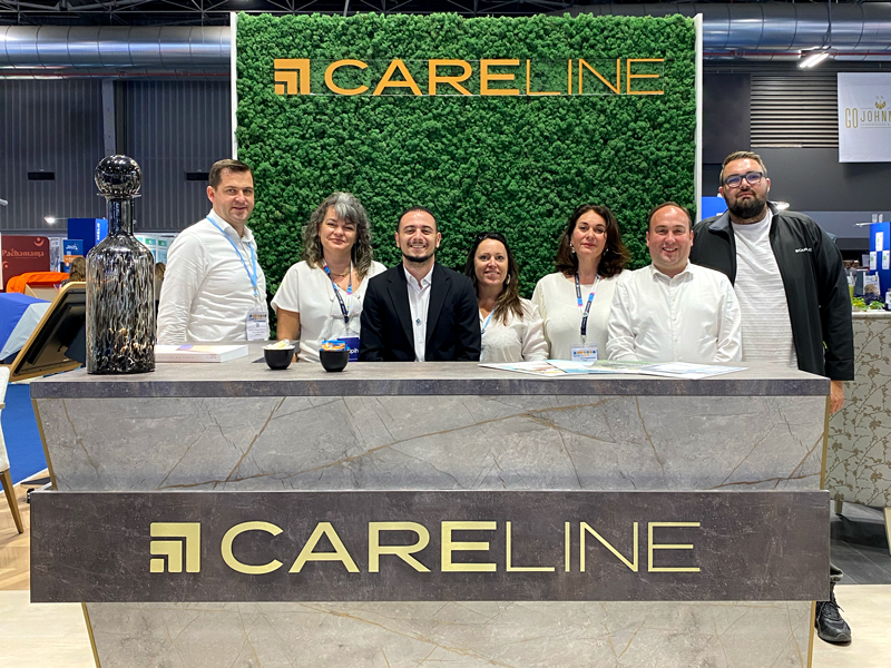 Banque d'accueil pour résidences séniors et ehpad avec l'équipe CARELINE France au salon SANTEXPO 2023