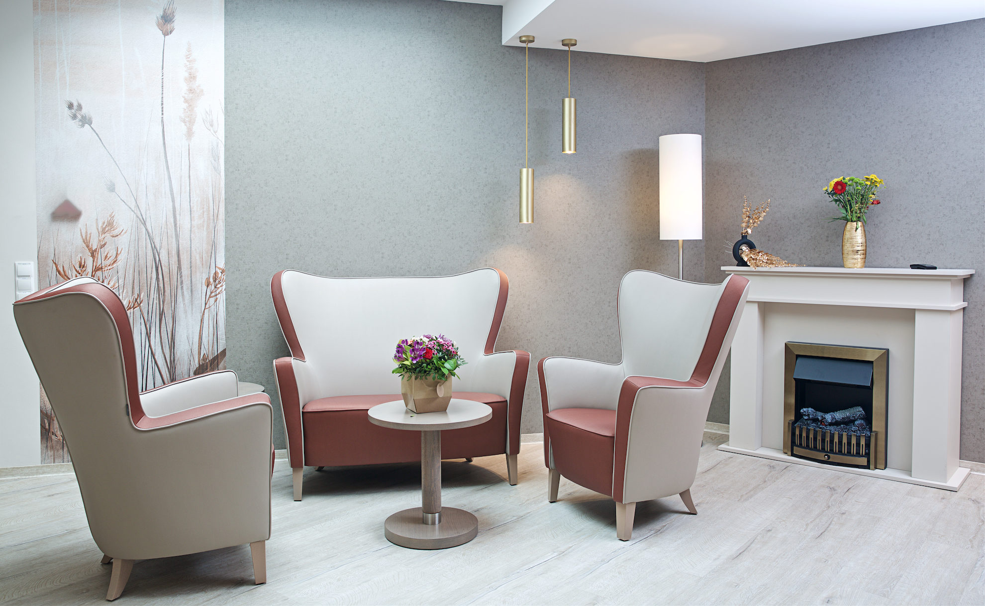 Salon avec canapé, fauteuils, table basse et cheminée