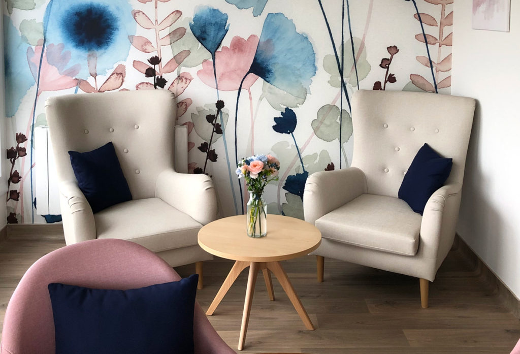 Fauteuils confortables et table basse