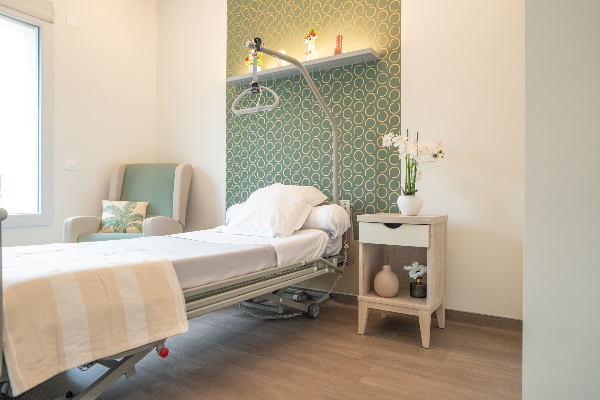 Mobilier de chambre avec chevet, lit médicalisé et fauteuil