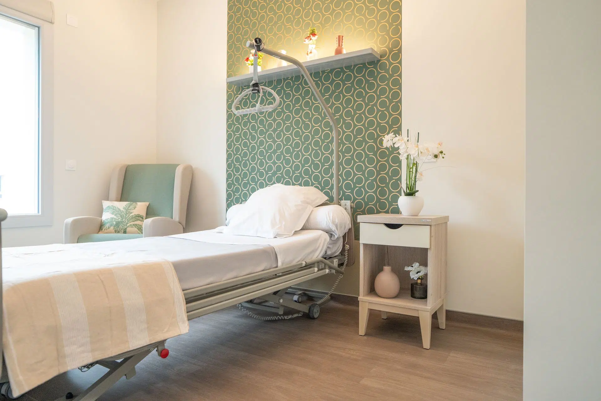 Mobilier de chambre avec chevet, lit médicalisé et fauteuil