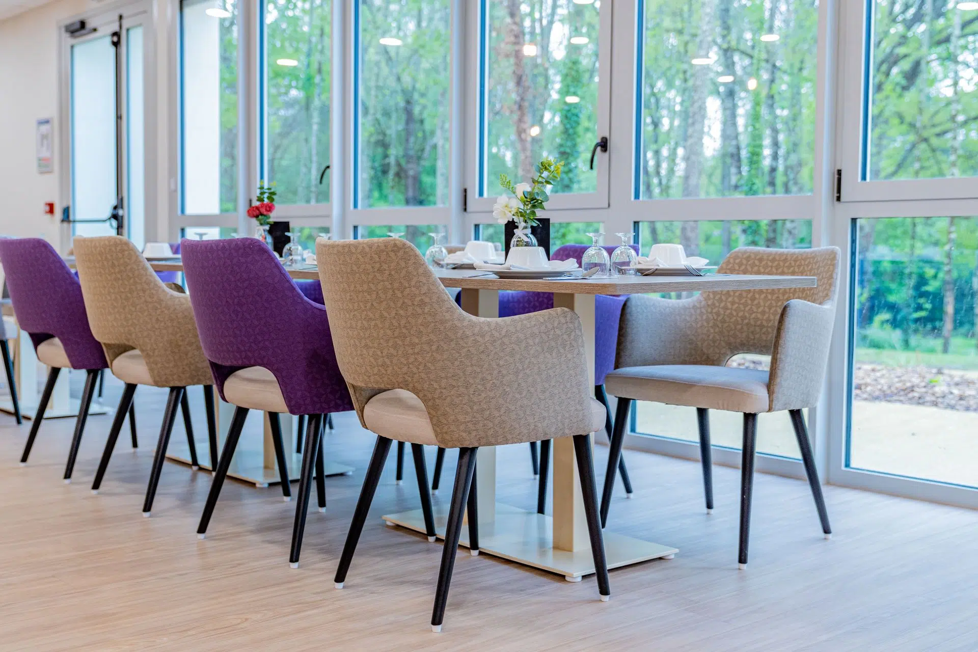 Salle de restaurant avec tables et bridges