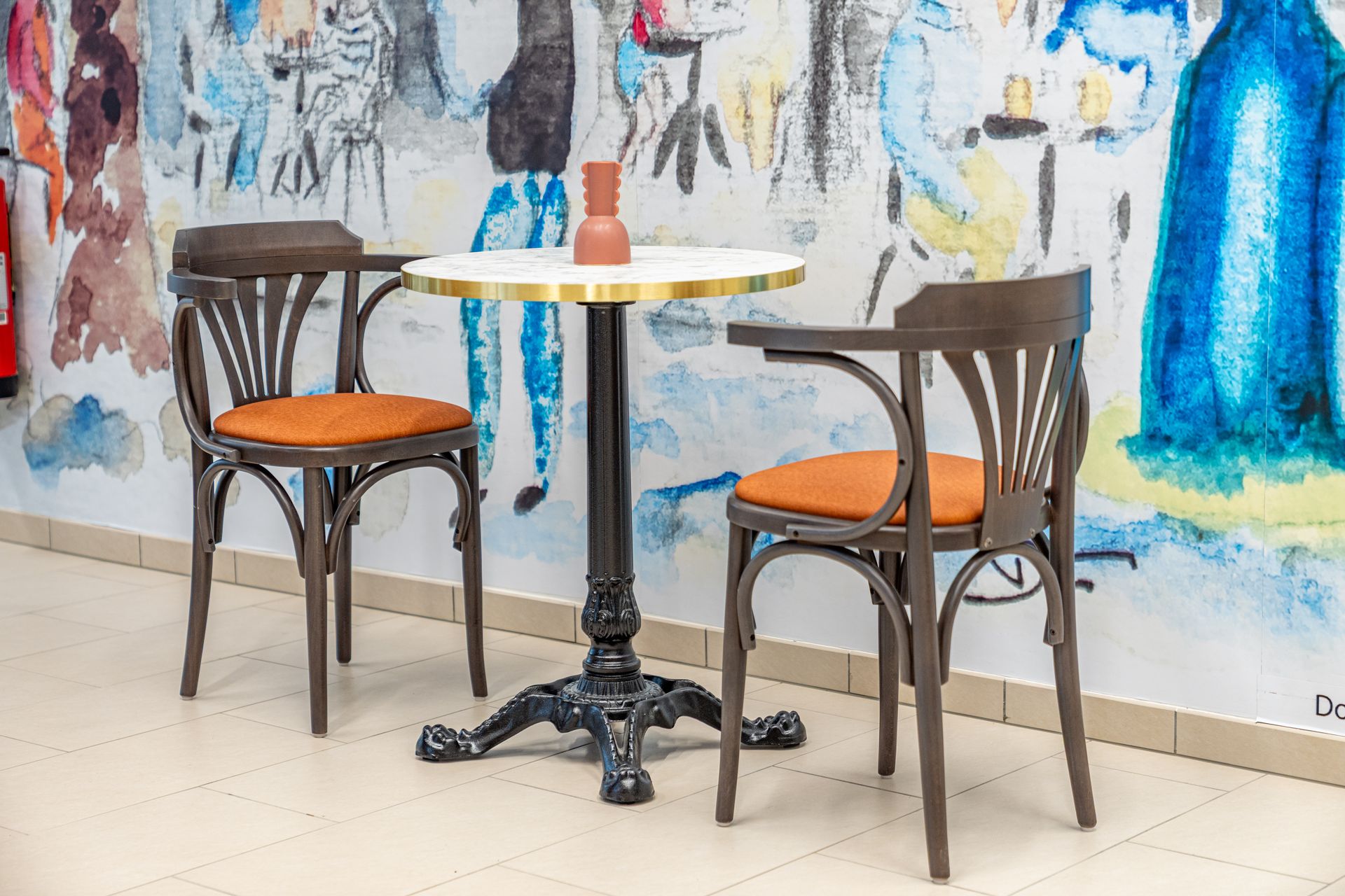 Chaises et tables bistrot