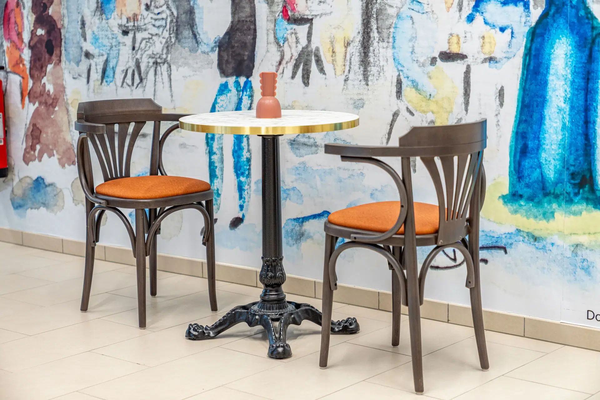 Chaises et tables bistrot