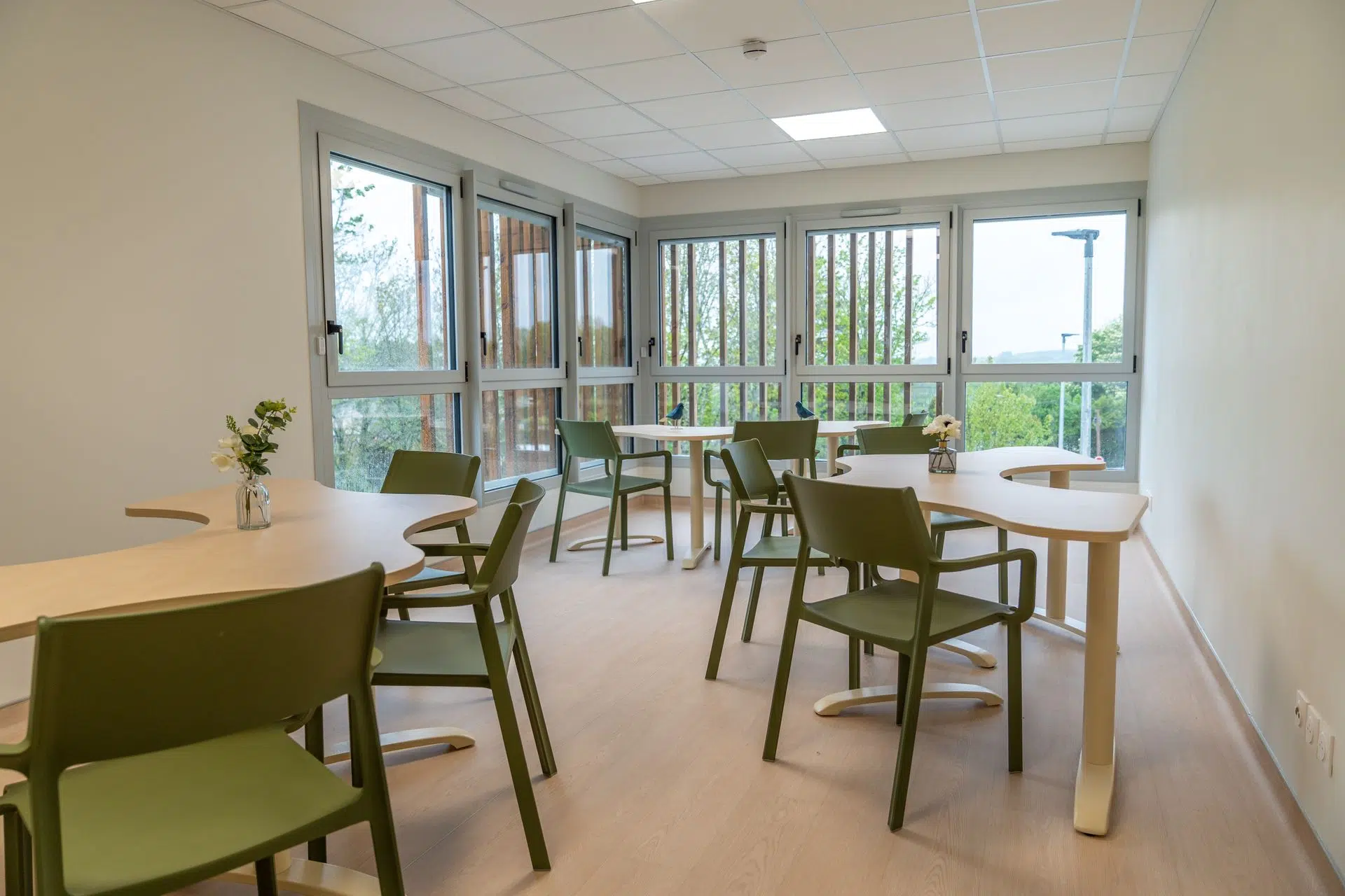 PASA avec chaises Naples et tables marguerites ergonomiques