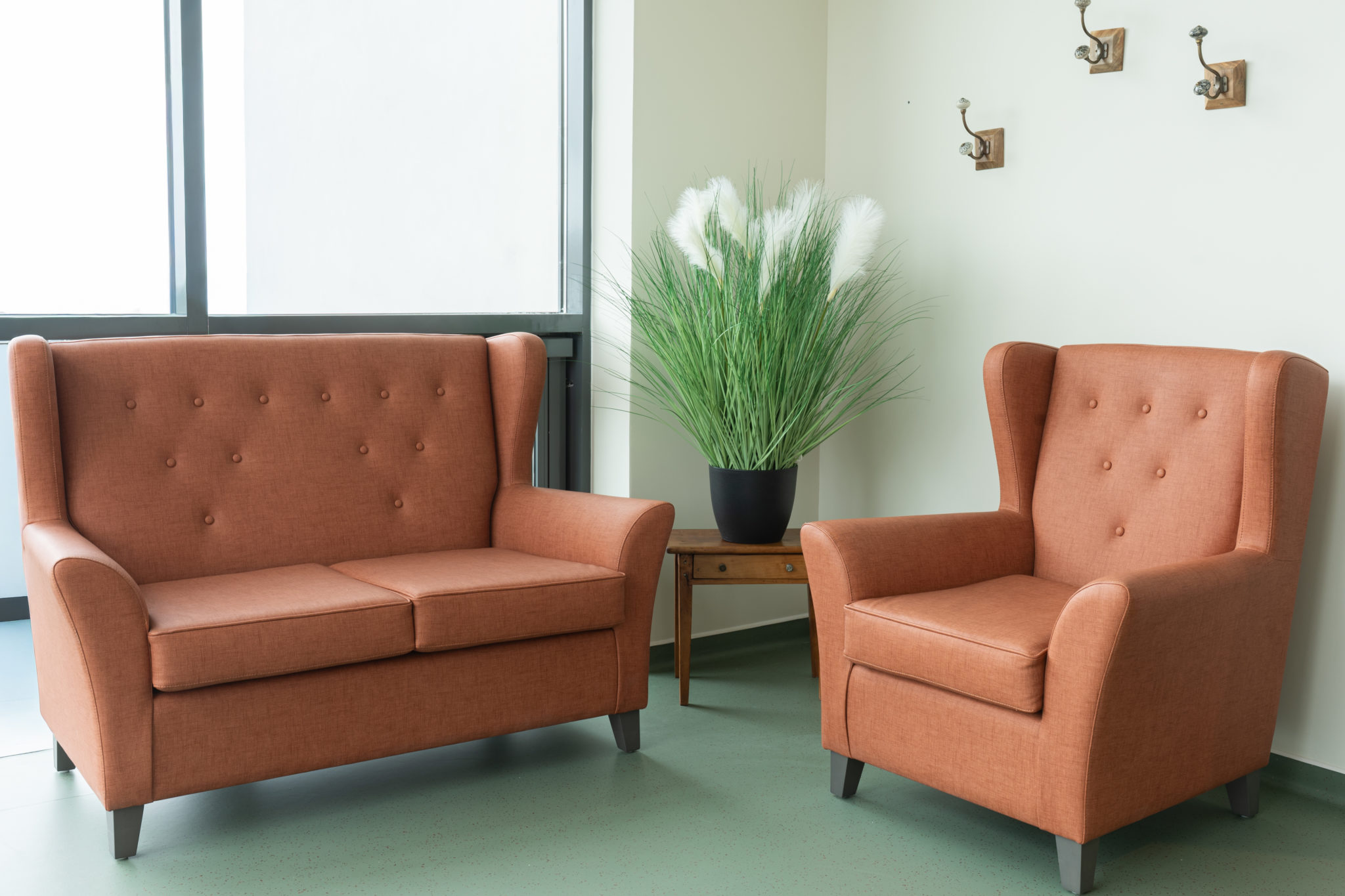 Fauteuil et canapé confortables dans un salon en EHPAD