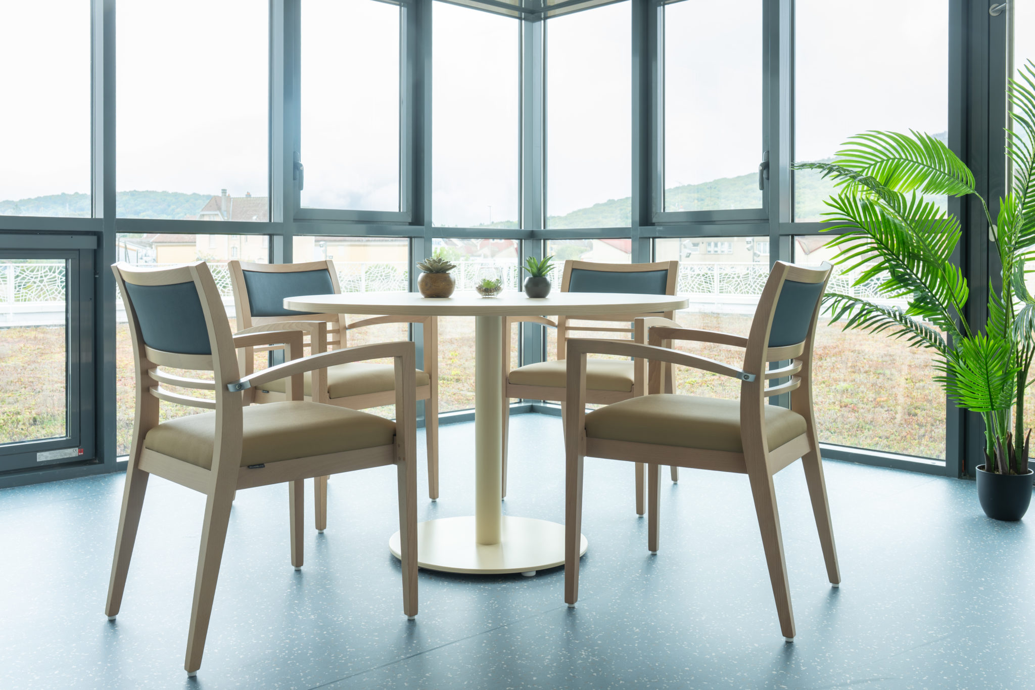 Bridges et table à pied central