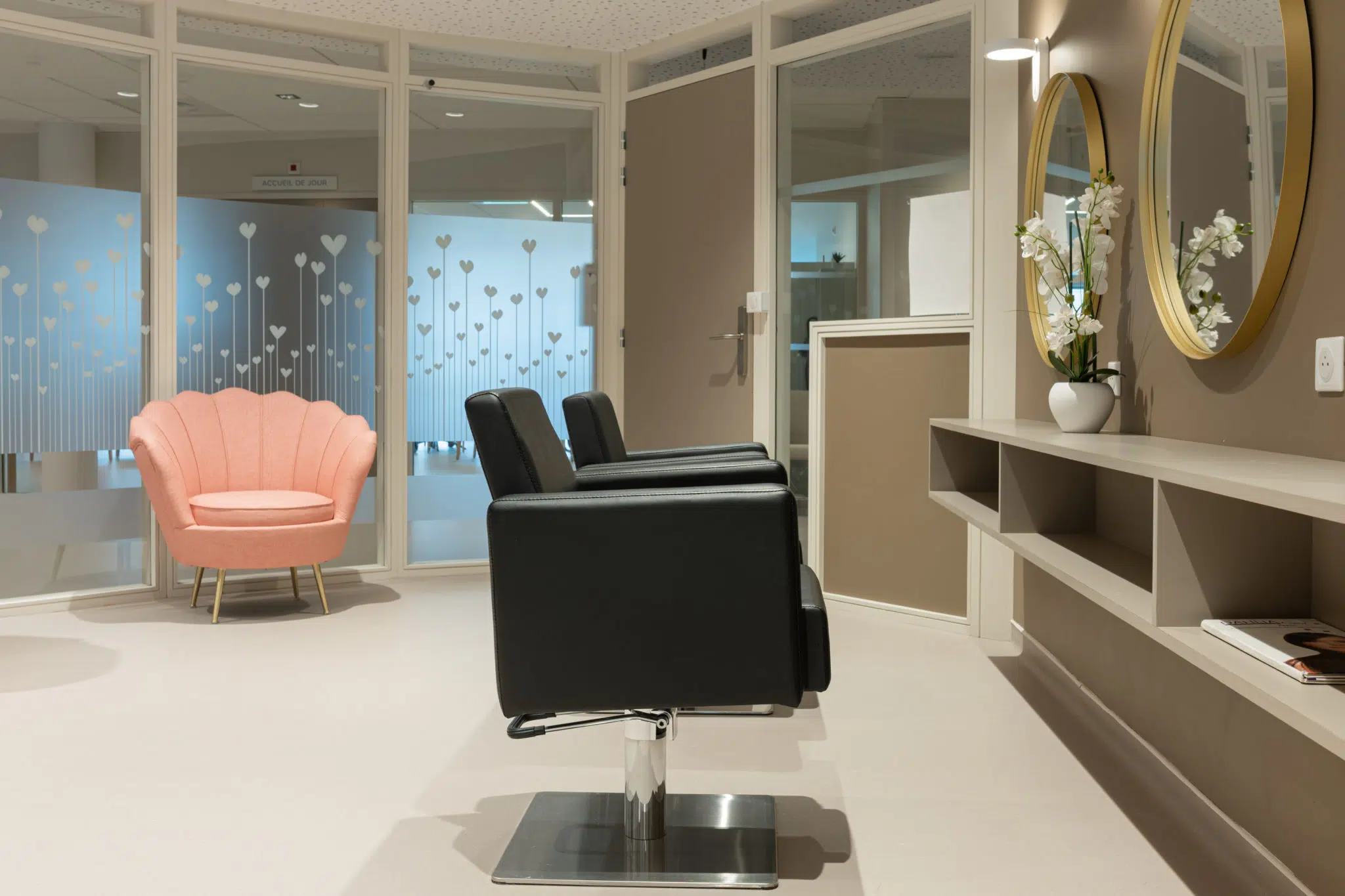 Salon de coiffure équipé avec fauteuils ergonomiques