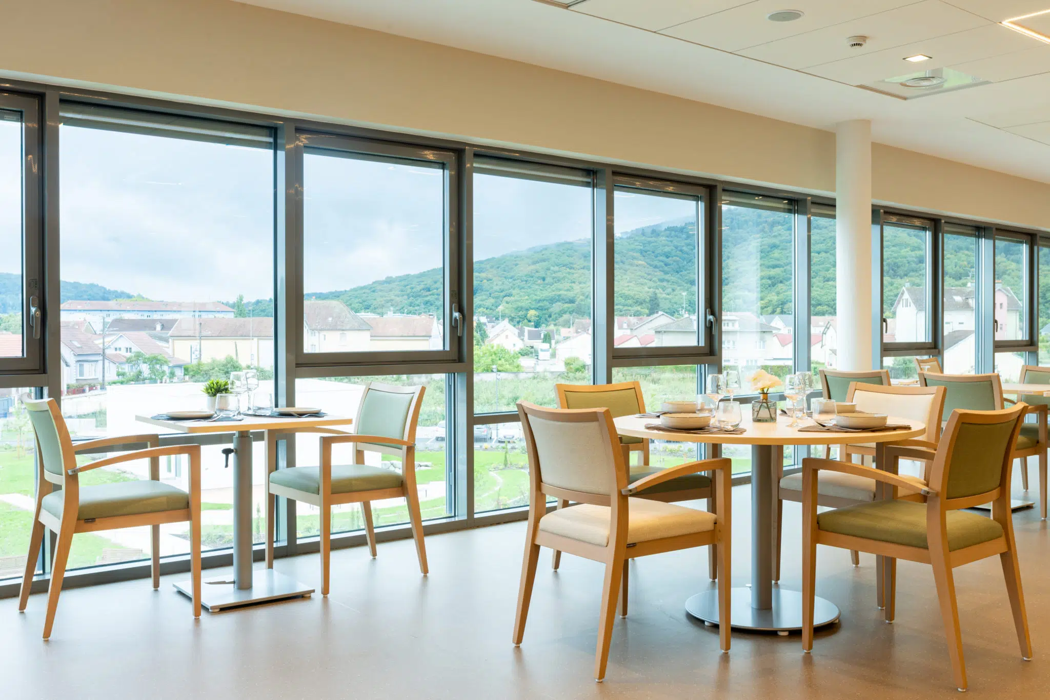 Salle à manger EHPAD avec bridges et tables à hauteur variable