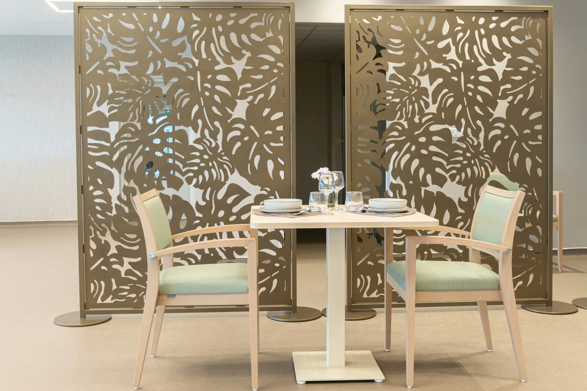 Table, bridges et claustras dans une salle de restaurant