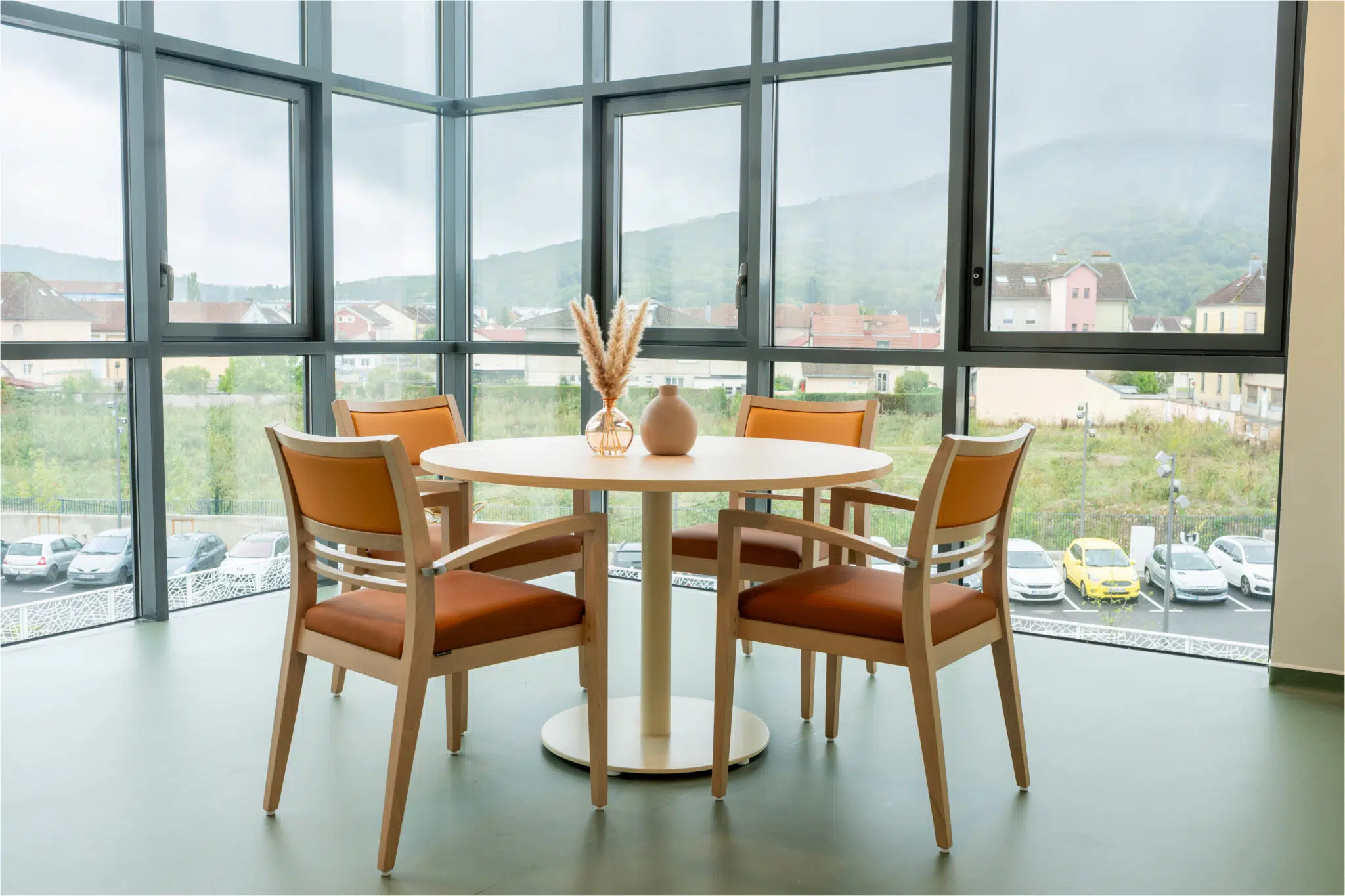 Bridges et table à pied central dans un salon des familles