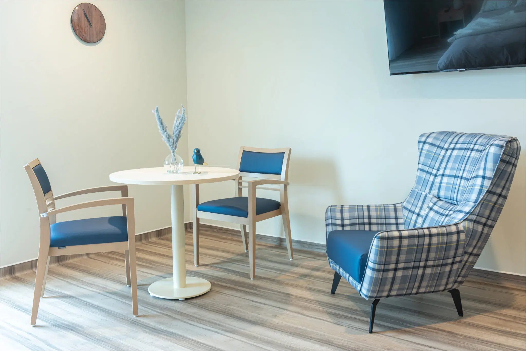 Bridges, table et fauteuil dans une chambre des familles