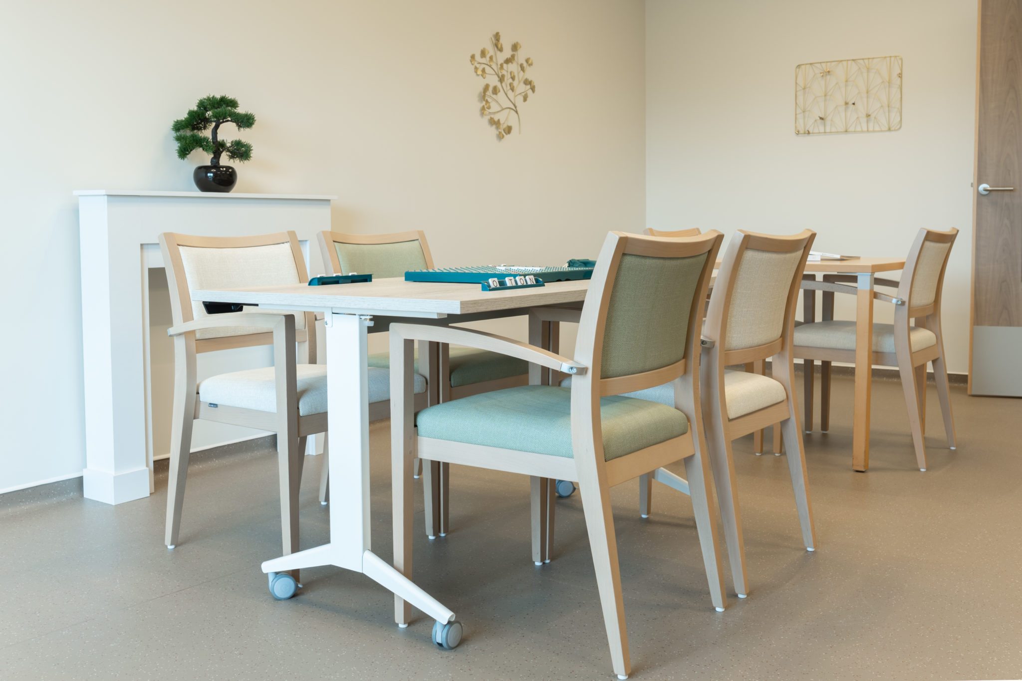 Bridges et table rabattable dans une bibliothèque