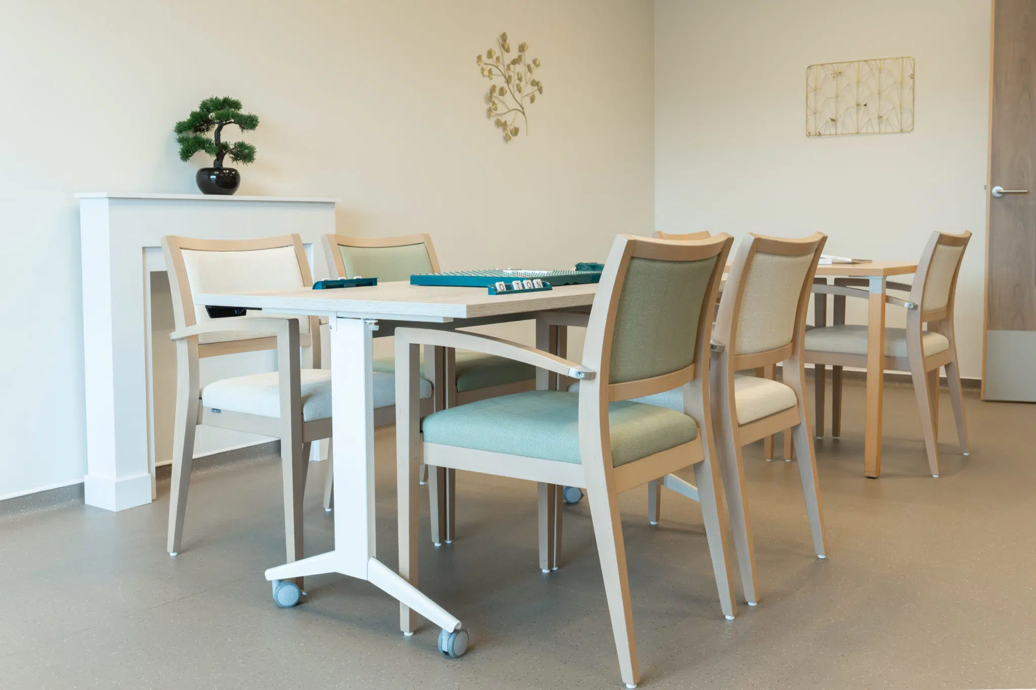 Bridges et table rabattable dans une bibliothèque