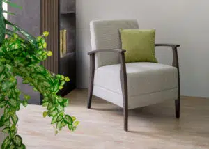 Fauteuil CARELINE avec accoudoirs en bois et revêtement facile d’entretien pour EHPAD