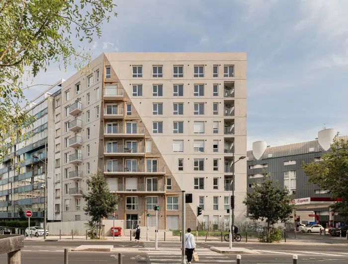 Façade de la résidence étudiante Le Triangle à Marseille, avec ses balcons et son entrée donnant sur la rue.