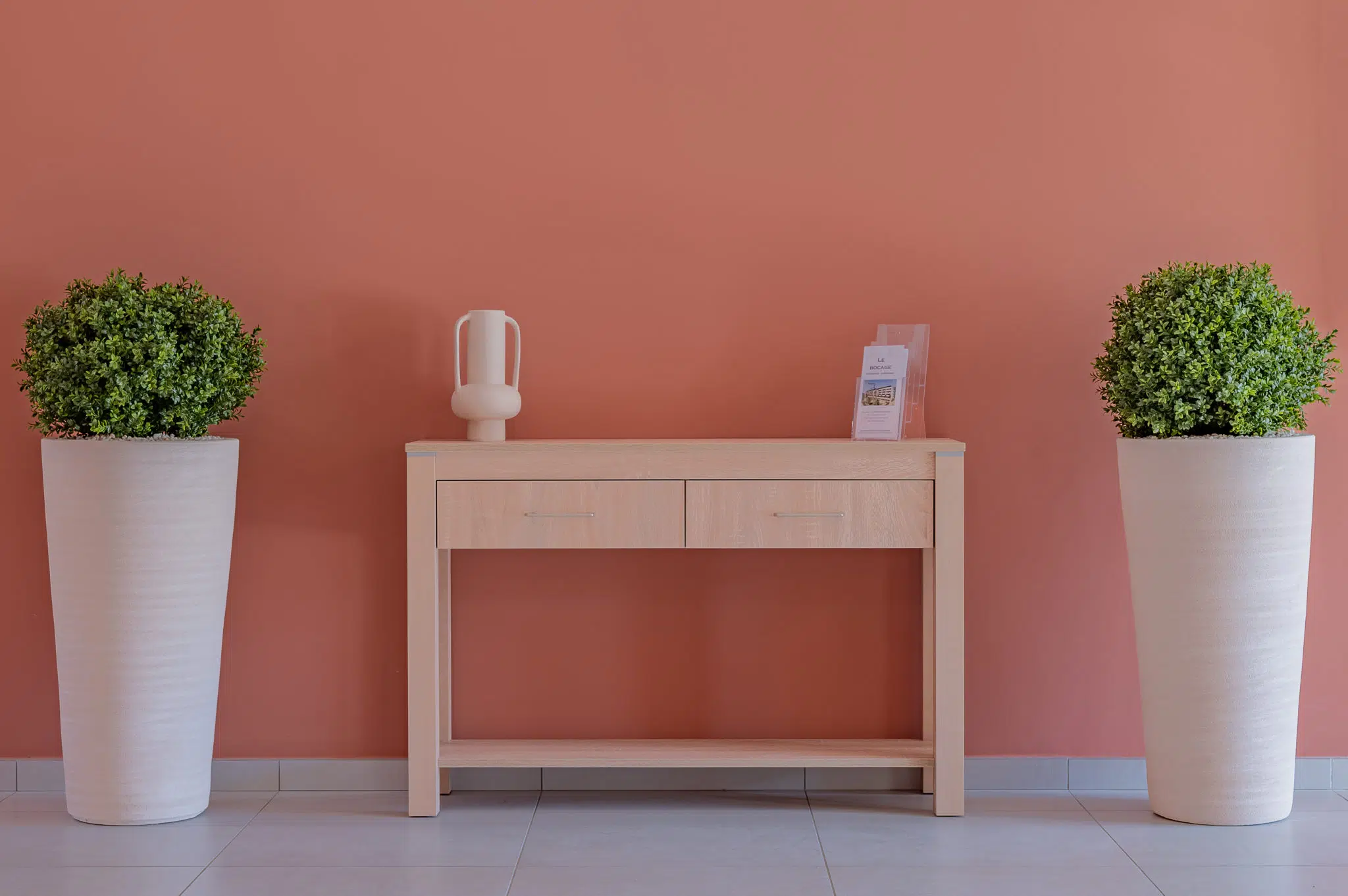 Console MOKA PLUS et jardinières à l'entrée de la résidence le Bocage.