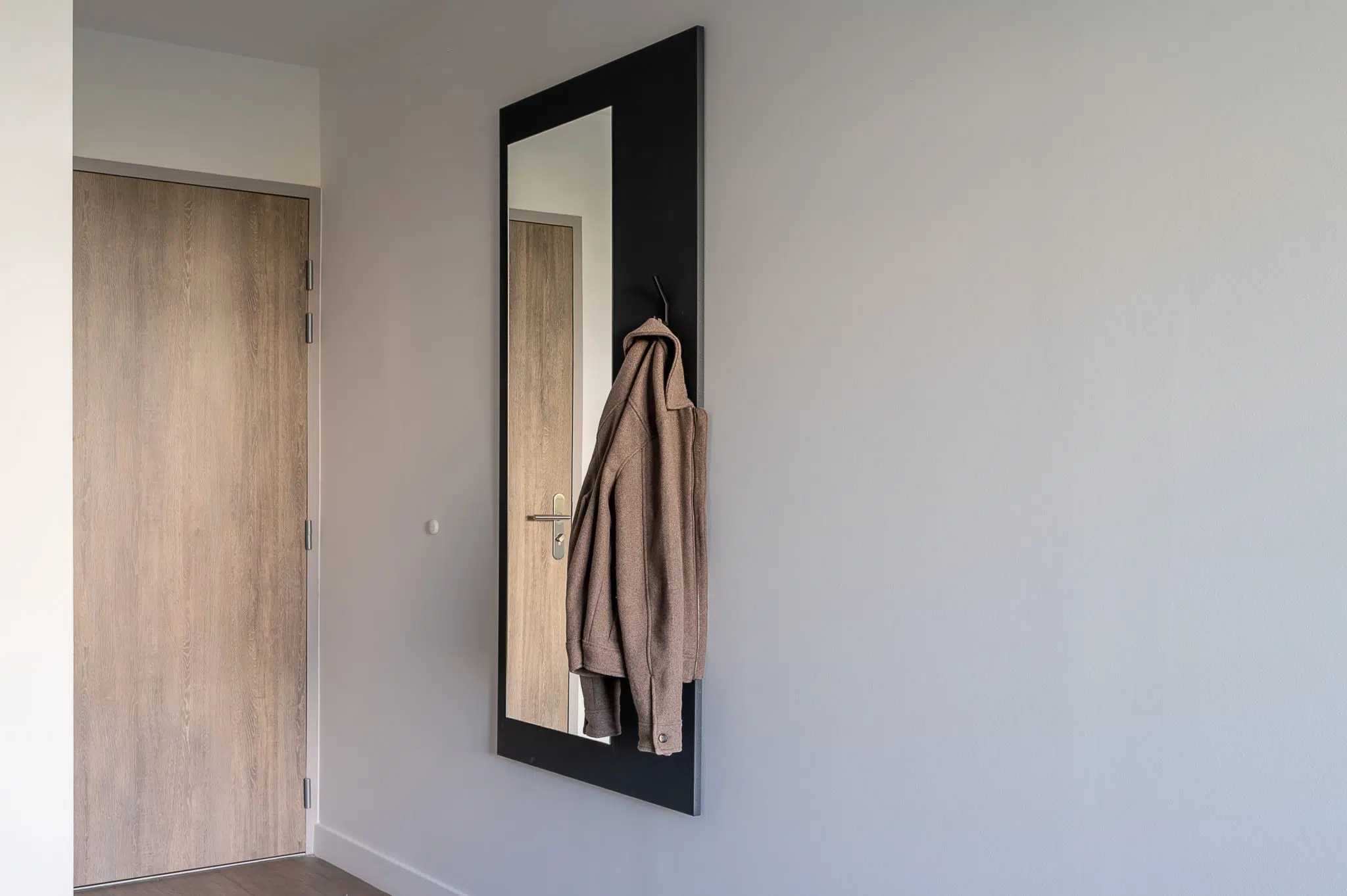 Porte manteau dans un appartement de la résidence Le Bocage à Gap.