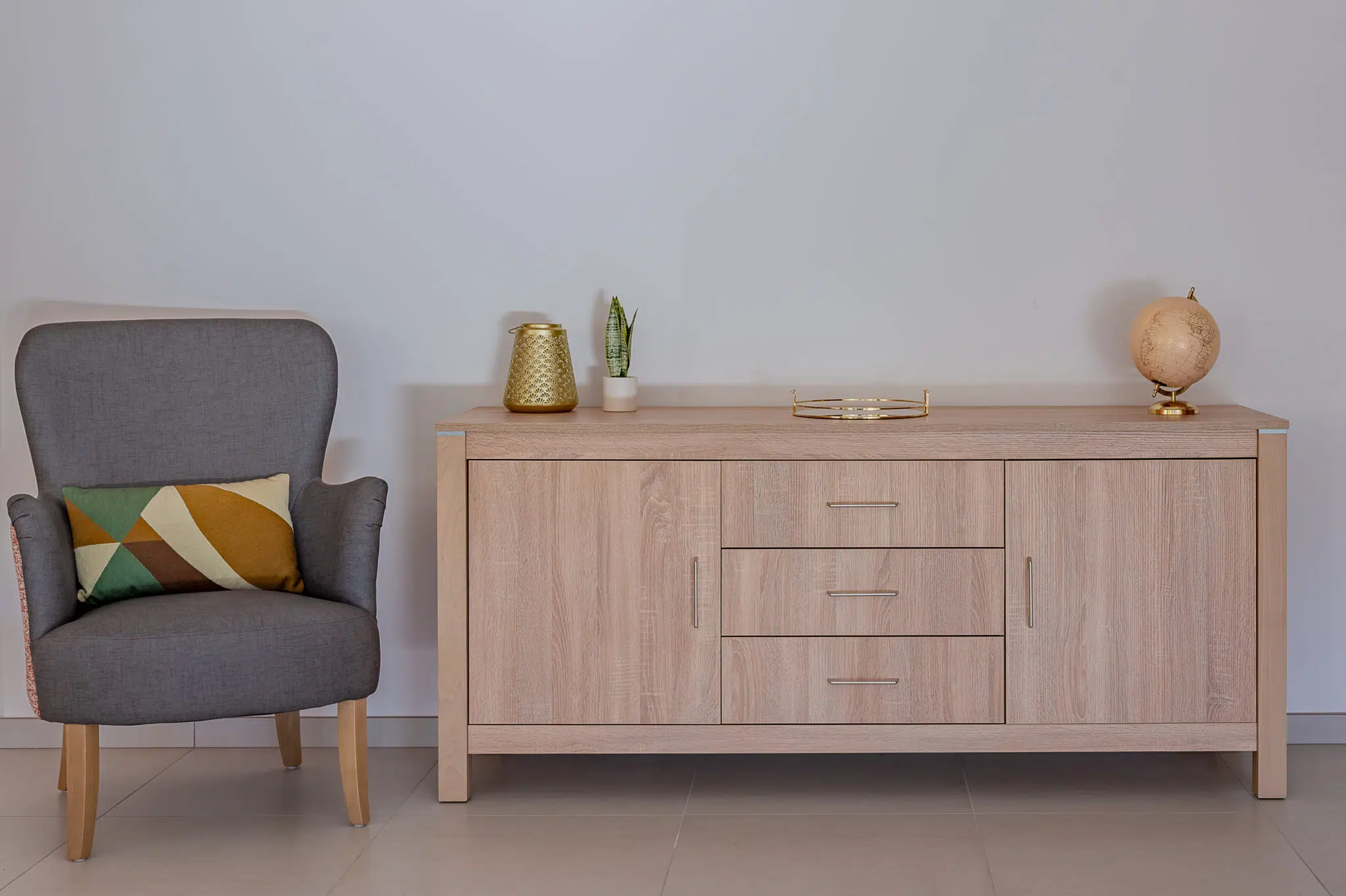 Fauteuil et buffet MOKA PLUS dans un salon de la résidence le bocage.